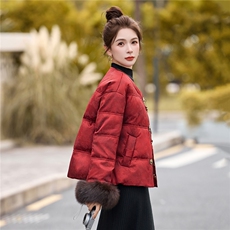 2025年冬季新款新中式90白鸭绒真狐狸毛高端时尚短款羽绒服，女装羽绒服，心心服饰