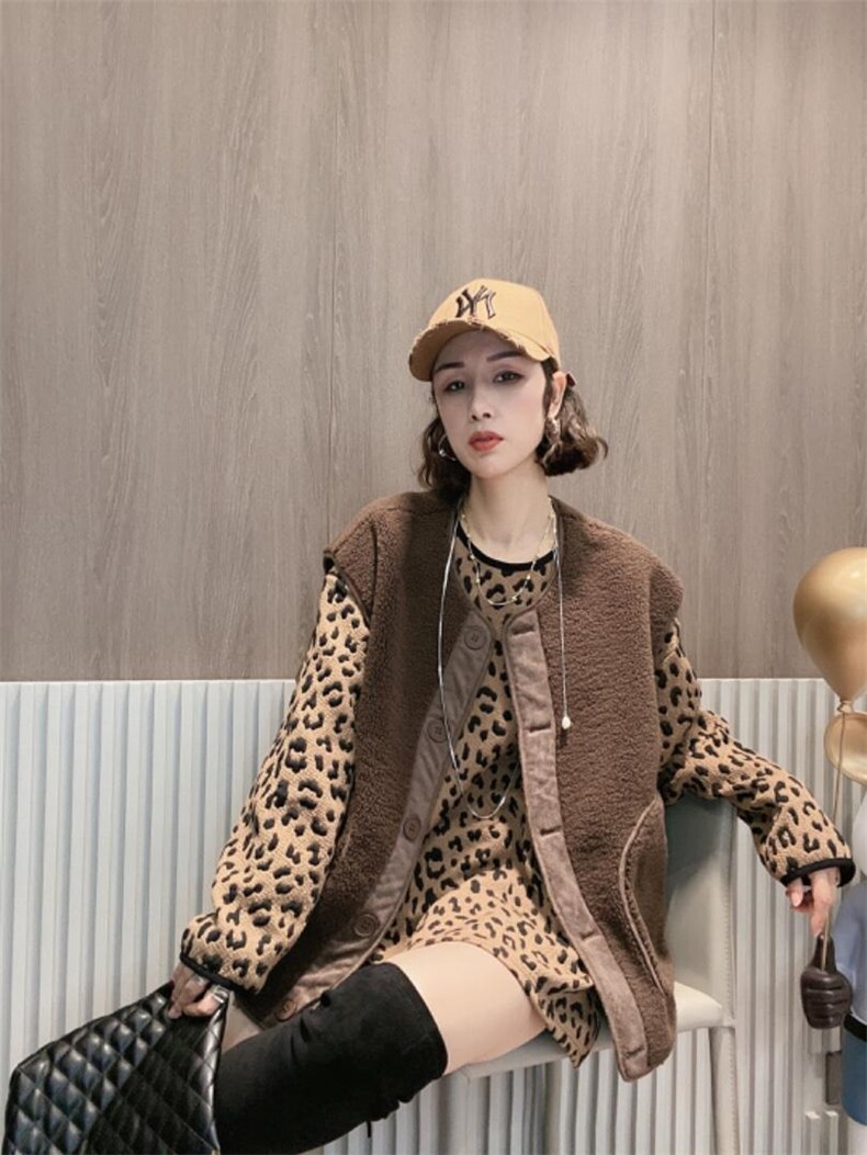 刺绣字母羊羔毛马甲ＭL，女装马甲，可纳奇