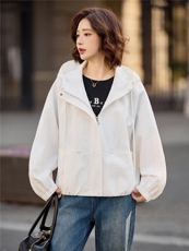 2026早春新款休闲温柔风韩系白洋气小个子连帽百搭外套上衣冲锋衣，女装短外套，梦懿尔