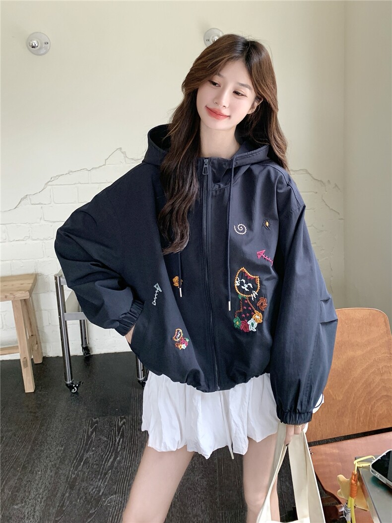 藏青色刺绣连帽短外套女春秋2025新款流行爆款小个子百搭夹克上衣,女装短外套,慧尚依恋