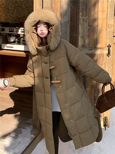 水衣源8822长款连帽狐狸毛领宽松阔版加厚保暖羽绒服女图片