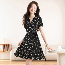 2026夏季新款法式樱桃印花连衣裙V领泡泡袖收腰系带小个子显瘦A字，女装连衣裙，艾米