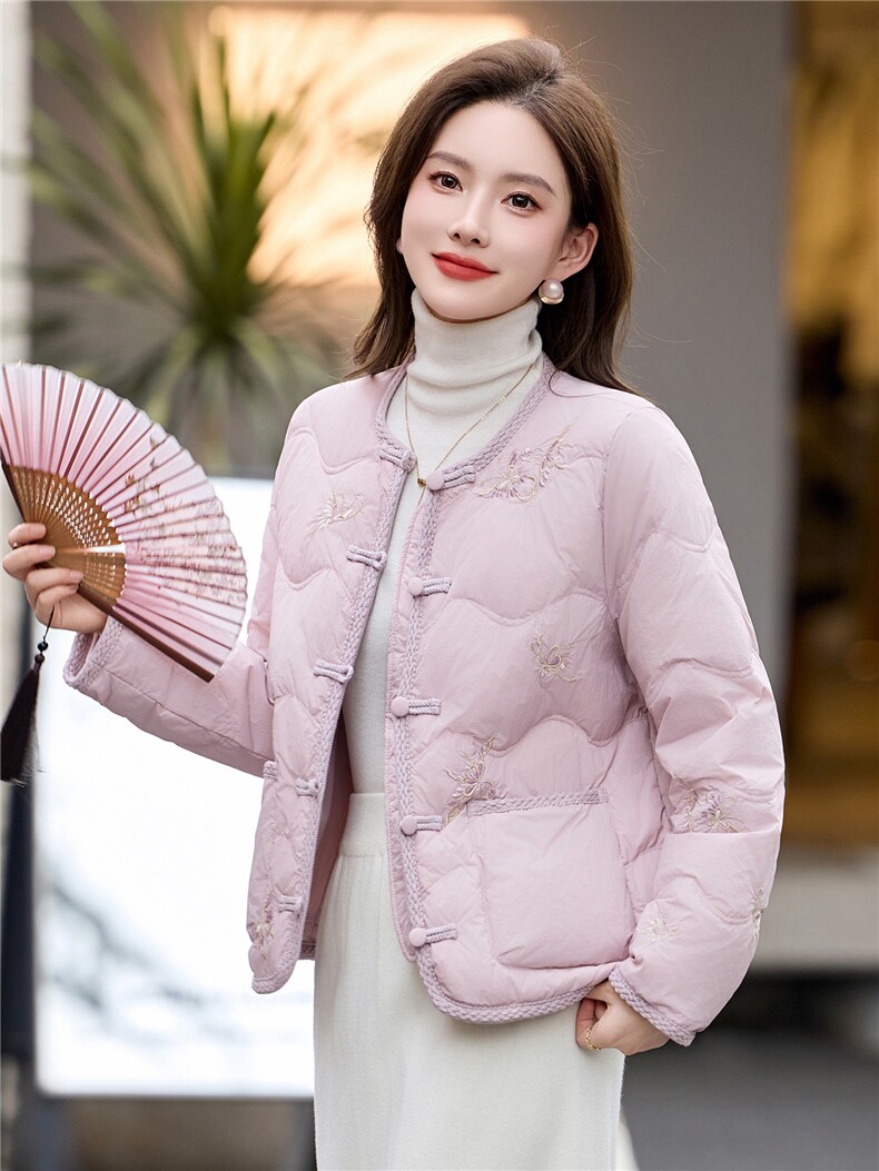 时尚立领绣花羽绒服女2025冬季新中式宽松洋气短款90白鸭绒外套,女装羽绒服,伊航服饰