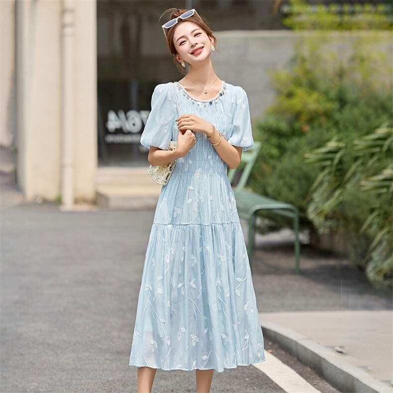 浅蓝色刺绣连衣裙女夏中长款2025今年流行巨好看减龄甜美a字裙子,女装连衣裙,布芭啦