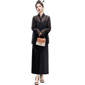 黑色低领吊带褶皱缎面连衣裙女夏季富家千金轻奢时尚晚宴礼服长裙图片