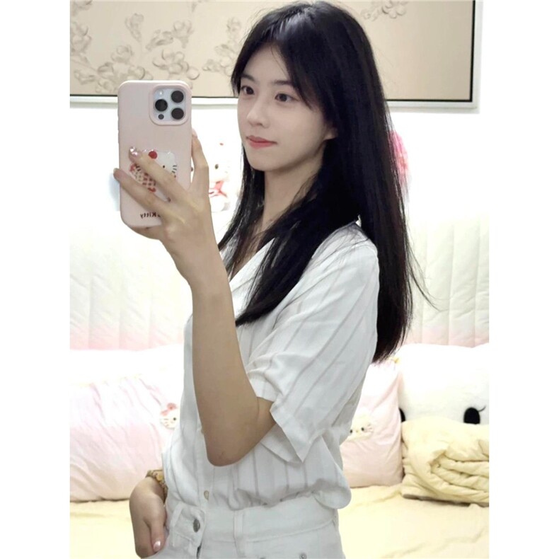 白色韩系简约复古设计感短袖衬衫女夏季新款宽松通勤时尚职业上衣图片
