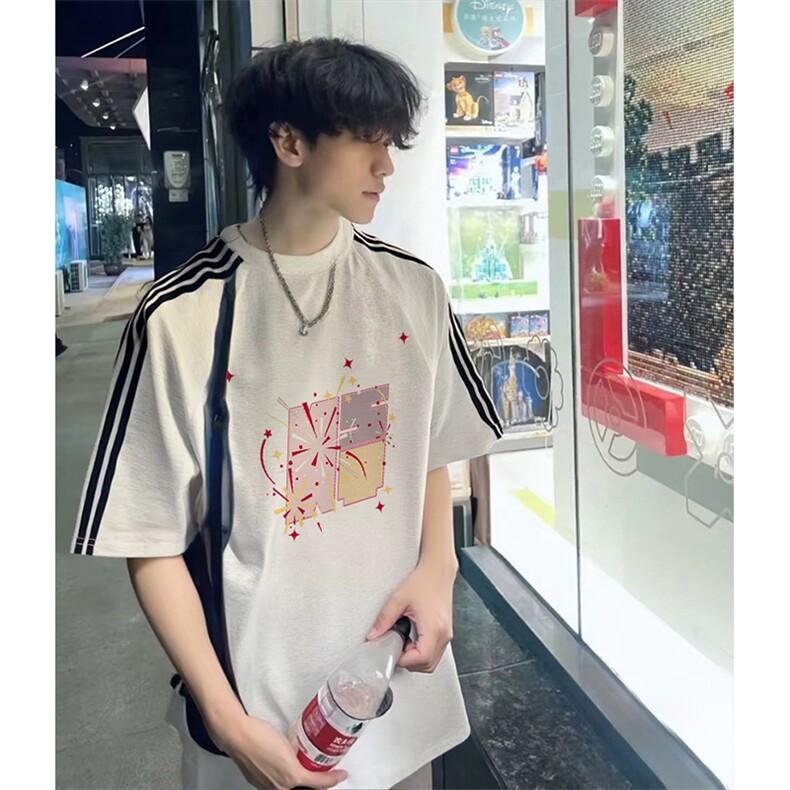 抖音得物品质二开240克宽松纯棉美式潮牌印花三条杠中性风短袖T恤图片