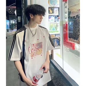 抖音得物品质二开240克宽松纯棉美式潮牌印花三条杠中性风短袖T恤图片