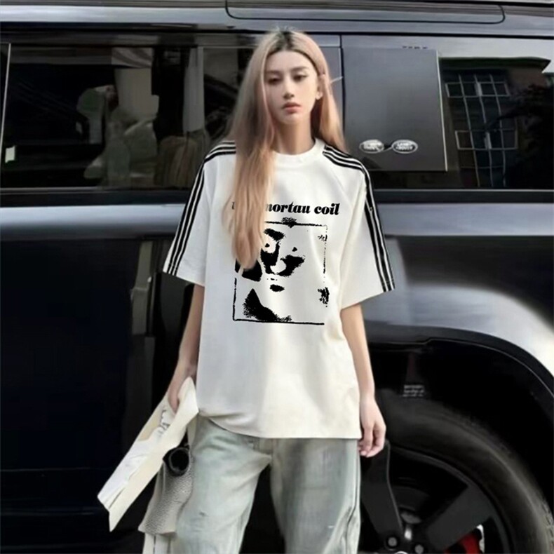 抖音得物品质二开240克宽松纯棉美式潮牌印花三条杠中性风短袖T恤图片