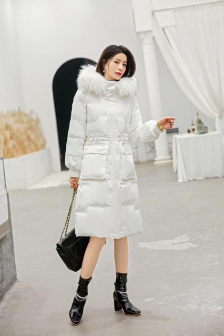 2021冬季新面料大毛领羽绒服,女装羽绒服,梦依雪歌