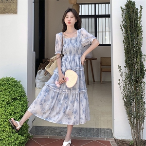 蓝色碎花法式连衣裙女2025夏季新款方领温柔设计感度假风小众裙子图片