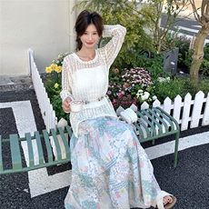 时尚镂空针织上衣女2025年夏季流行独特绝美碎花半身裙，女装连衣裙，维壹