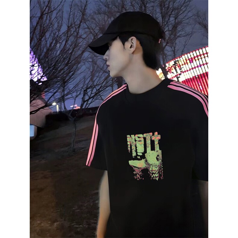 抖音得物品质二开240克宽松纯棉美式潮牌印花三条杠中性风短袖T恤,男装T恤,电商A486