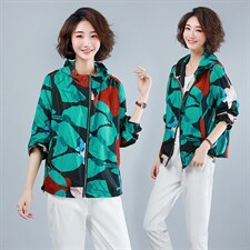 2022年夏季宽松型薄款通勤拉链连帽长袖抽图案防晒服外套，女装防晒衣，依倍林