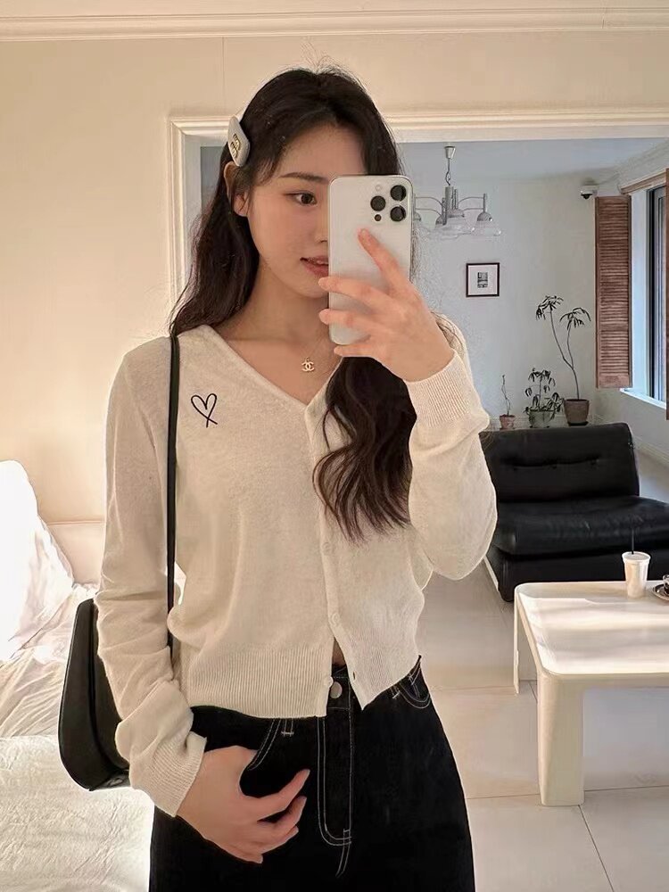 简约气质刺绣爱心V领羊毛开衫女显瘦通勤短款休闲针织外套,女装羊毛衫,百纯羊绒