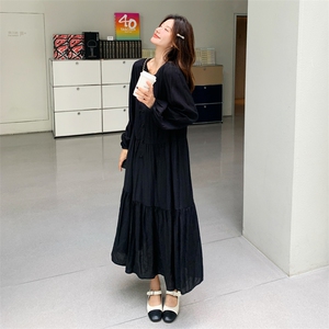 独特别致赫本风黑色连衣裙女春秋2025新款超火法式气质千金感长裙图片