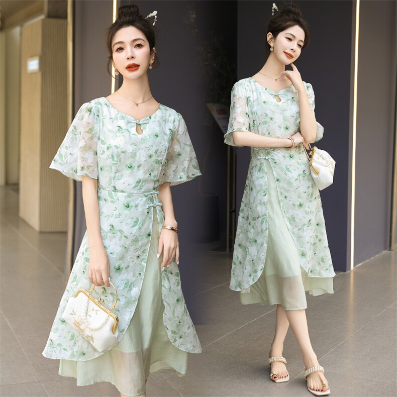 现货可推2024夏装新气质小清新改良版新中式盘扣拼接碎花连衣裙女，女装连衣裙，时尚风爆