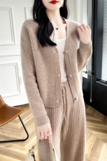 女羊毛衫外套2024秋冬新款短款宽松外搭v领针织开衫慵懒风百搭，女装羊毛衫，蒙特羊绒