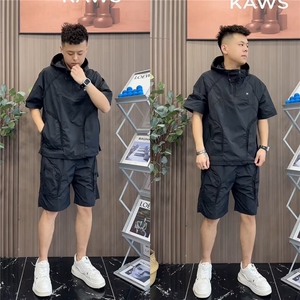 夏季男士休闲时尚百搭潮牌简约透气高级工装速干连帽短袖短裤套装图片
