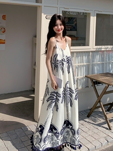 海边度假松弛感吊带连衣裙女2025年夏季新款印花流苏气质休闲长裙图片