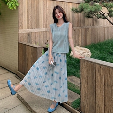 夏日ootd穿搭蓝色镂空针织背心套装女2025超火好看印花长裙两件套，女装连衣裙，维壹