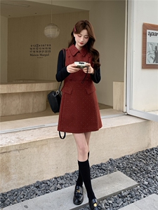 现货韩系高级感红呢料马甲+针织打底套装女2026春装新款两件套裙图片