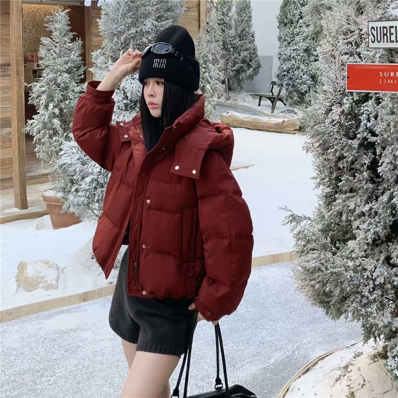 90%白鸭绒2025年冬季有帽可拆短款保暖休闲风厚款羽绒服,女装羽绒服,布依丽人