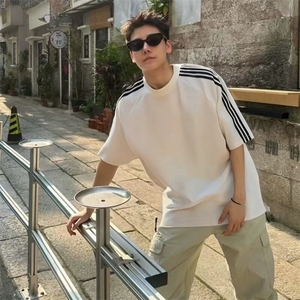抖音得物品质二开240克宽松纯棉美式潮牌印花三条杠中性风短袖T恤图片