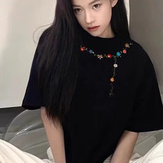 黑色