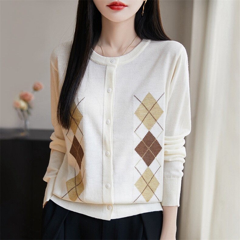 2025显瘦新款上市直筒型年春季闭眼潮流通勤长袖复古菱形格开衫，女装针织衫/毛衣，暖烁特种纱工厂店