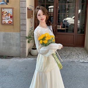 米杏色不规则镂空针织罩衫套装女2025春秋季新款吊带连衣裙两件套，女装套装/套裙，维壹