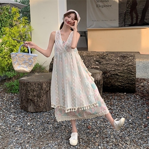 夏季穿搭一整套女2025新款慵懒度假风蕾丝罩裙碎花吊带长裙图片
