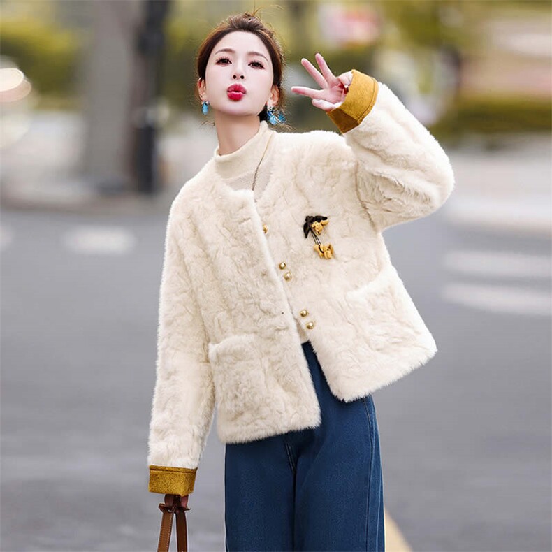（现货）新中式皮毛两面穿配胸花设计感百搭外套女,女装棉衣/棉服,韩蔻秀