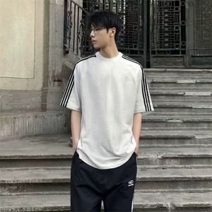 抖音得物品质二开240克宽松纯棉美式潮牌印花三条杠中性风短袖T恤图片