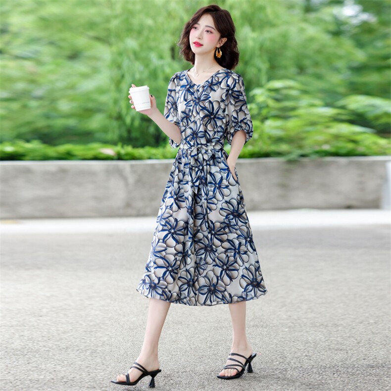 蓝色碎花连衣裙2025年夏季韩版收腰显瘦中袖中长裙浪漫海边度假裙,女装连衣裙,梦懿尔