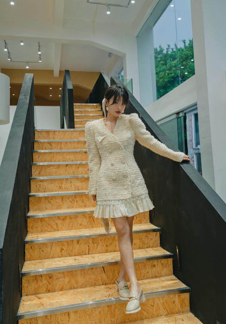 特殊的纸片纱材物很讨喜～当然精彩的手工细节钻饰更显貴，其它，GN