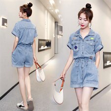 2021夏季新款简约潮流时尚宽松腰部系带收腰单排扣门襟牛仔连体裤，女装连体裤，秋水欣儿