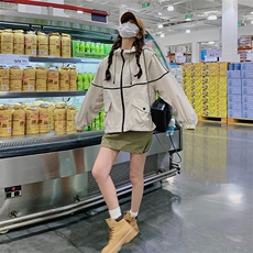 独特漂亮短款冲锋衣女春秋2025年超火好看设计感小众休闲夹克外套，女装短外套，2C322