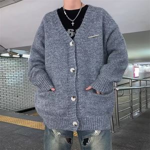 撞色毛衣男秋冬季设计感慵懒风针织外套保暖套头圆领线衣图片