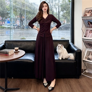 时尚气质减龄运动套装裙女春新款褶皱收腰V领上衣半身长裙两件套图片