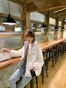 棋盘格羽绒服图片