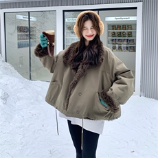 军绿色羊羔毛拼接派克服女2025年冬季新款设计感加绒加厚工装棉服，女装皮草，2C193