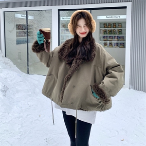 军绿色羊羔毛拼接派克服女2025年冬季新款设计感加绒加厚工装棉服图片