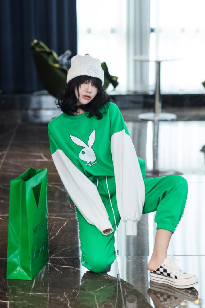 卡菲莱独特设卫衣2022年春款新款兔子图案字母印花圆领宽松,女装卫衣/绒衫,卡菲莱