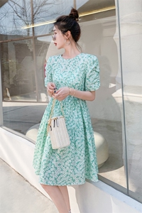 碎花甜美浪漫连衣裙女2025年夏季新款显瘦圆领短袖度假碎花裙图片
