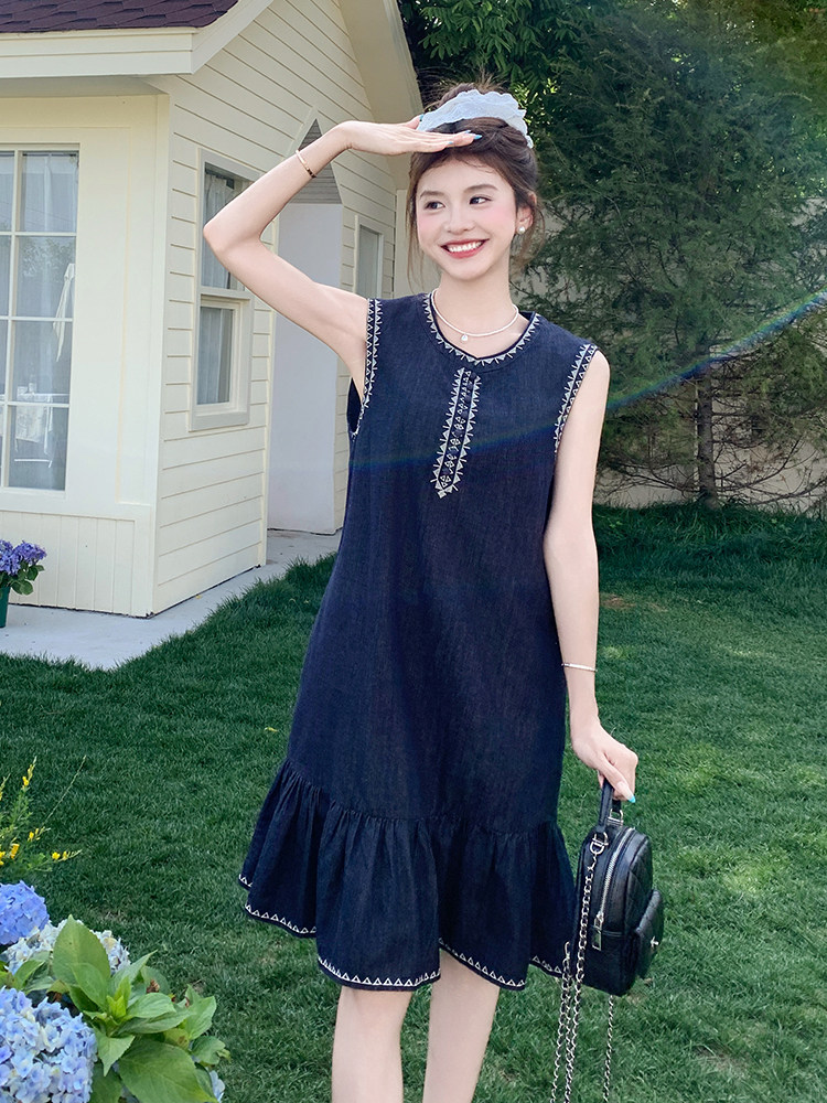 刺绣无袖牛仔连衣裙女夏2025新款小个子俏皮减龄流行超火爆款森系,女装牛仔裙,浙宝220