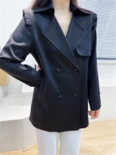 在天气状况飘忽不定的春天，一件风衣随意穿脱，遮风挡雨。，女装风衣，蓝衣可