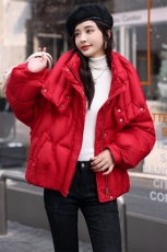 现货新款2023年冬季短裤羽绒服女大红色，女装羽绒服，笃写