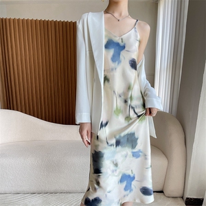 醋酸缎面V领韩版连衣裙女装夏季2023年新款过膝内搭中长款打底裙图片