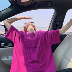 玫红色